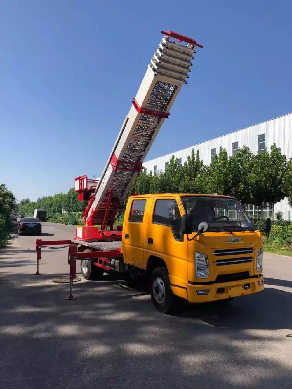 宁德附近的云梯车出租服务：轻松解决高空作业需求